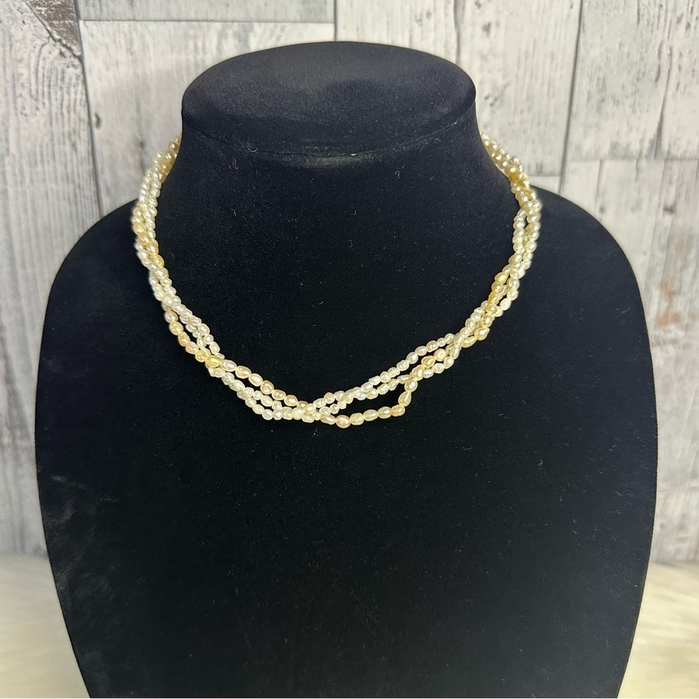 FRESH WATER PEARL triple necklace in natural white/ beige